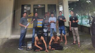 Polisi menunjukkan barang bukti curat di Rogojampi Banyuwangi