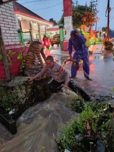 Genangan air di Jalan Raya Jember–Banyuwangi wilayah Glenmore
