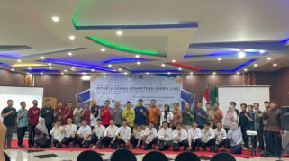 Siswa SMK mengikuti Lomba Kompetensi Siswa TJKT di Siliragung