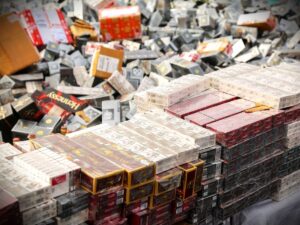 Petugas Bea Cukai Banyuwangi menyita rokok tanpa pita cukai