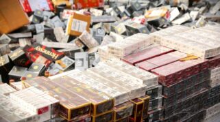 Petugas Bea Cukai Banyuwangi menyita rokok tanpa pita cukai