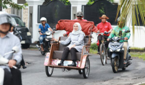 Bupati Banyuwangi Ipuk Fiestiandani naik becak listrik menuju kantor