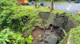 Jalan amblas di Jalur Gumitir KM 236 Banyuwangi