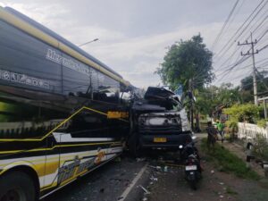 Kondisi bus dan truk ringsek akibat kecelakaan di Jalan Raya Situbondo Banyuwangi