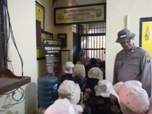 Siswa RA Perwanida Singolatren berkunjung ke Polsek Singojuruh