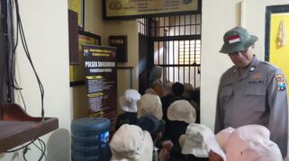 Siswa RA Perwanida Singolatren berkunjung ke Polsek Singojuruh