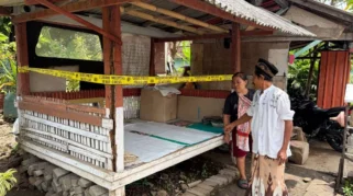 Pos kamling di Jalan Sutawijaya Sumberejo Banyuwangi lokasi bayi ditemukan