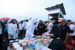 Warga memadati Pasar Takjil Ramadan di Pantai Marina Boom Banyuwangi