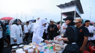 Warga memadati Pasar Takjil Ramadan di Pantai Marina Boom Banyuwangi