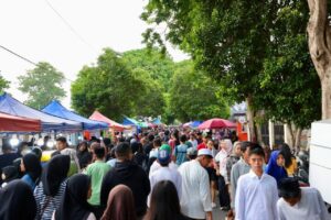 Pedagang dan pembeli memadati pasar takjil Ramadan di Banyuwangi