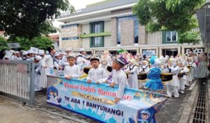 Ribuan siswa dan warga Muhammadiyah mengikuti pawai tarhib Ramadan 1447 H dari Masjid Ahmad Dahlan Banyuwangi