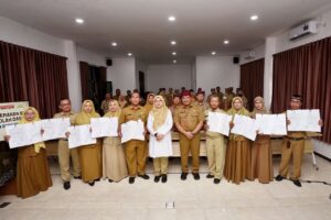 Bupati Banyuwangi Ipuk Fiestiandani menyerahkan SK kepada kepala sekolah SD Negeri