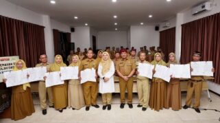 Bupati Banyuwangi Ipuk Fiestiandani menyerahkan SK kepada kepala sekolah SD Negeri