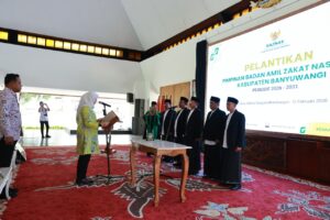 Bupati Ipuk Fiestiandani melantik Dwi Yanto sebagai Ketua Baznas Banyuwangi di Pendopo Sabha Swagata Blambangan