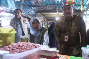 Satgas Pangan memantau harga sembako di Pasar Blambangan Banyuwangi