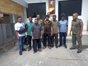 Petugas Imigrasi mengawal WNA Bangladesh menuju Rudenim Denpasar