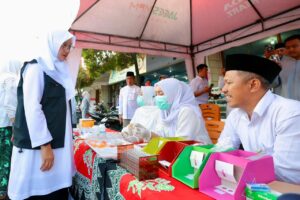 Petugas puskesmas memeriksa makanan di pasar takjil Banyuwangi