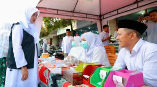 Petugas puskesmas memeriksa makanan di pasar takjil Banyuwangi