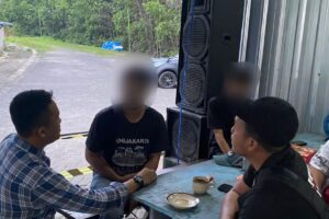 Dua pelaku pencurian besi di area eks PKBR Banyuwangi diamankan bersama barang bukti berupa gerinda, pick up, dan besi stainless curian.