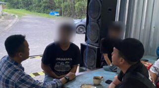 Dua pelaku pencurian besi di area eks PKBR Banyuwangi diamankan bersama barang bukti berupa gerinda, pick up, dan besi stainless curian.