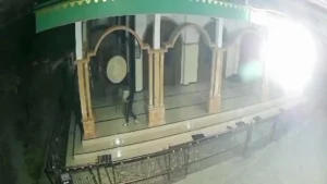 Polisi mengamankan barang bukti amplifier masjid di Genteng Banyuwangi