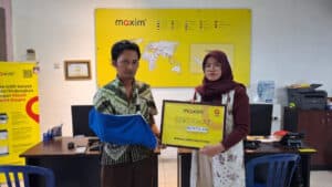 Penyerahan santunan YPSSI kepada pengemudi Maxim korban kecelakaan di Kota Kediri