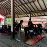 Ratusan Warga Banyuwangi Terbantu, Mahasiswa Teknik Mesin UNIBA Gelar Servis Motor Gratis
