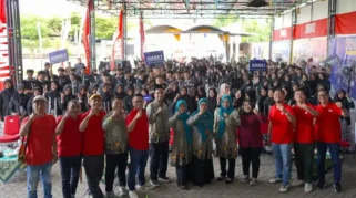 Siswa SMAN Darussholah Singojuruh mengikuti program literasi digital Telkomsel