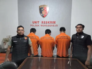 Tiga tersangka sabu dan judol yang diamankan petugas