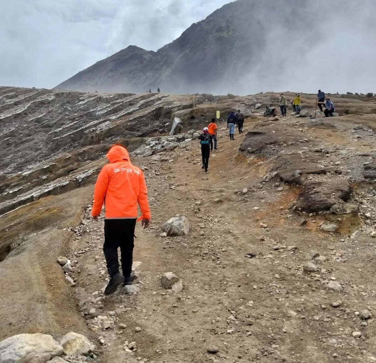 Tim SAR gabungan bersiap melakukan pencarian pendaki hilang di jalur Kawah Ijen