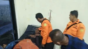 Tim SAR melakukan evakuasi pendaki yang ditemukan selamat di jalur Kawah Ijen Banyuwangi