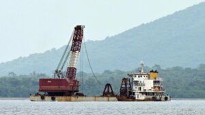 PENGANGKATAN - Tongkang bercakar yang akan mengangkat bangkai KMP Tunu Pratama Jaya. Seorang jenazah ditemukan saat proses pengangkatan bangkai.