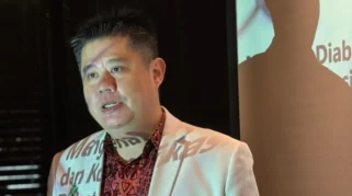 Ilustrasi pemeriksaan gula darah pada pasien diabetes melitus