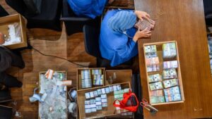 Warga mengikuti layanan penukaran uang 2026 di GOR Saparua Bandung