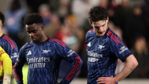 Pemain Arsenal dan Brentford berebut bola dalam laga Liga Inggris