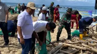 bersih-bersih sampah di pantai pancur alas purwo banyuwangi