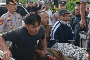 evakuasi pria 24 tahun yang tewas tenggelam di bekas galian c badean