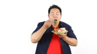 Ilustrasi orang minum di siang hari saat Ramadan