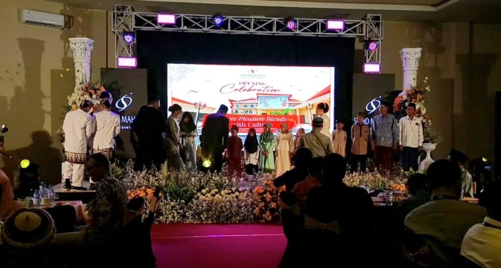Santunan anak yatim piatu di acara Grand Opening Hotel Sahid Mahata Genteng, Banyuwangi.