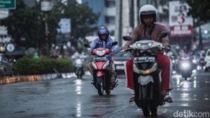 Ilustrasi hujan lebat di wilayah perkotaan Indonesia saat peringatan BMKG