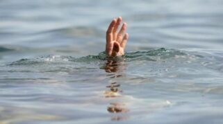 Ilustrasi Perahu nelayan terbalik akibat ombak besar di perairan selatan Banyuwangi