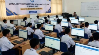 Siswa SMP mengikuti simulasi TKA 2026 berbasis komputer di laboratorium sekolah