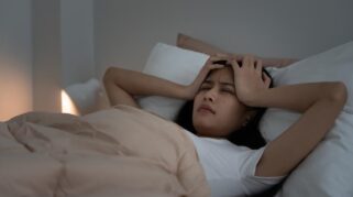 Ilustrasi suasana ibadah puasa Ramadan di masjid