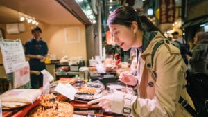 Traveler menawar harga di pasar tradisional luar negeri