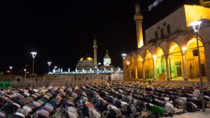 Jamaah melaksanakan sholat tarawih di bulan Ramadhan