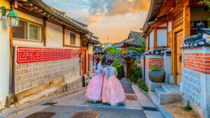 Suasana kawasan wisata Seoul dengan latar istana dan turis asing