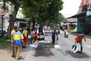 pemkab banyuwangi lakukan perbaikan jalan