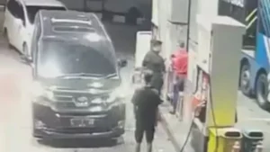 Pria pukul petugas SPBU di Cipinang terekam CCTV