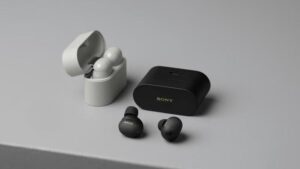 Sony WF-1000XM6 true wireless earbuds warna hitam dan silver