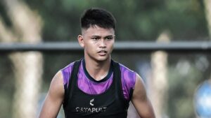 Hokky Caraka mengenakan jersey kiper saat Persita melawan Persib di GBLA
